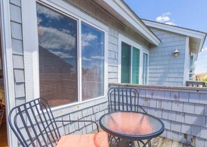 Outdoor dining - 1838 - Paradise Suite, a spacious 2-bedroom condo in Corolla, NC (Corolla)