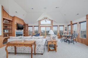 Televisión, reproductor de DVD, futbolito y estéreo 