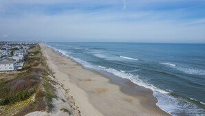 Een kuststrand met huizen langs de oever.