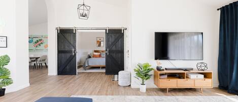 4 chambres, bureau, fer et planche à repasser, lit parapluie