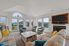 TV, caminetto, lettore DVD, libri