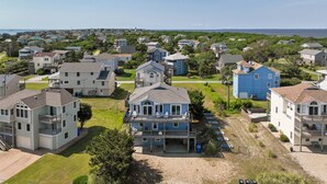 Un quartier résidentiel situé sur la côte, où les maisons sont dotées de balcons et offrent une vue sur la mer.