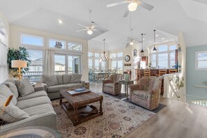 TV, caminetto, lettore DVD, impianto stereo