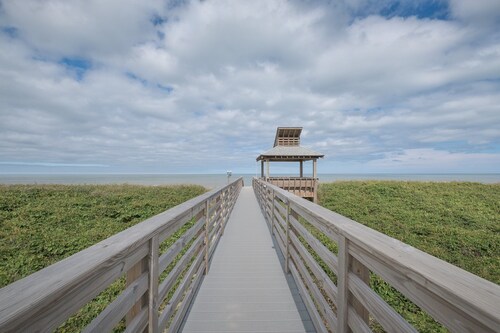 3186 - The Gathering Place, OBX Condo w/ Oceanview - 2 Minute Walk to the Beach!