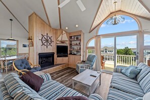 Fernseher, Kamin, Bücher, Stereoanlage