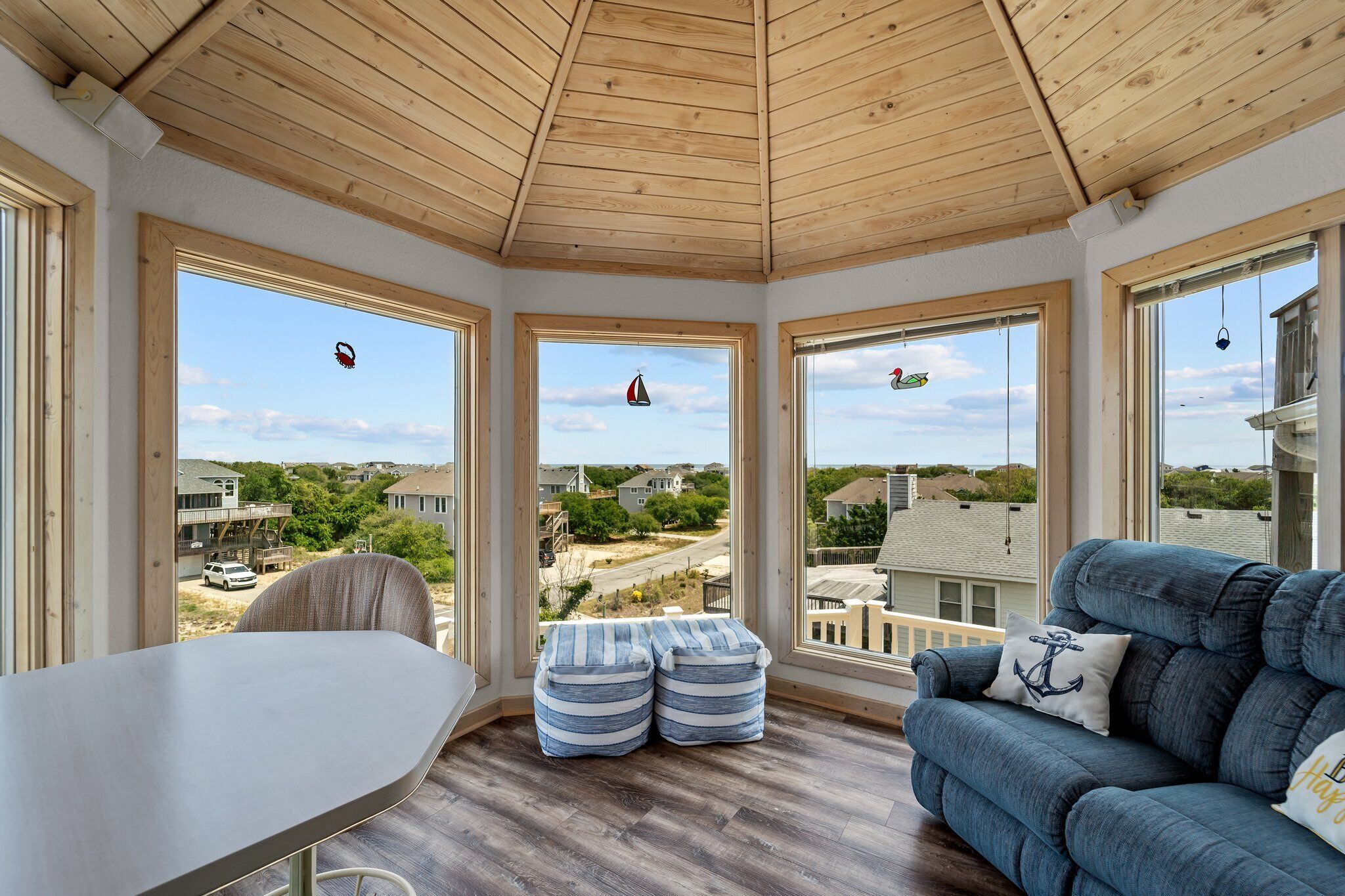 TV, lareira, livros, aparelho de som