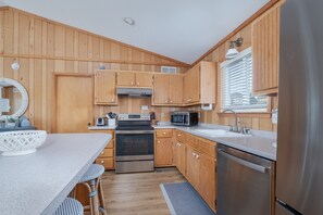 ثلاجة، ميكروويف، فرن، موقد طهي مسطح