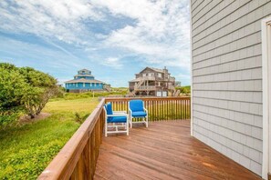 Terrace/patio - 4220- Timeless, WiFi, outdoor shower, picnic table, and community pool and tennis (Duck)