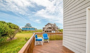 Terrace/patio - 4220- Timeless, WiFi, outdoor shower, picnic table, and community pool and tennis (Duck)