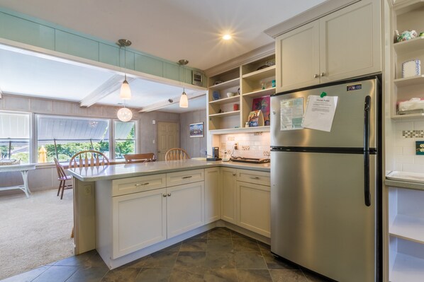 Refrigerador, microondas, horno y parrilla de estufa 