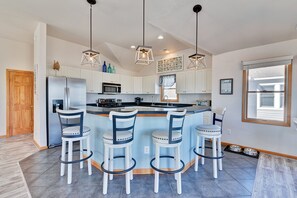 Full-size fridge, microwave, oven, stovetop