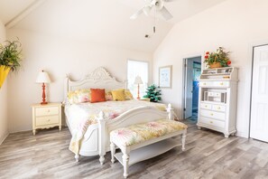 4 bedrooms, iron/ironing board, internet, bed sheets