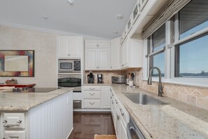 冰箱、微波炉、烤箱、炉灶