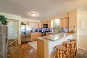 Refrigerador, microondas, horno y parrilla de estufa 