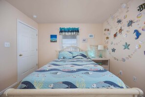5 bedrooms, desk, Internet, bed sheets