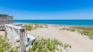 Une plage dotée d’une structure en bois et offrant une vue dégagée sur l’océan.