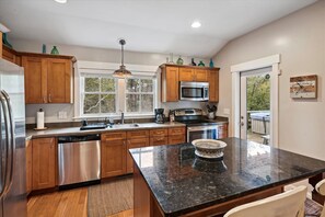 Refrigerador, microondas, horno y parrilla de estufa 