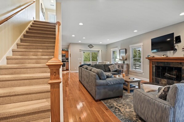 تلفزيون، مدفأة، مشغل دي في دي