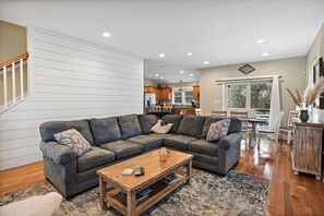 Televisión, chimenea y reproductor de DVD 