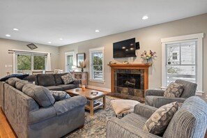 تلفزيون، مدفأة، مشغل دي في دي