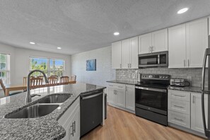 冰箱、微波炉、烤箱、炉灶