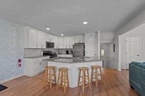 Refrigerador, microondas, horno y parrilla de estufa 