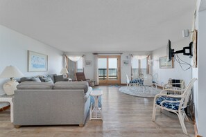 TV, DVD-spiller og bøker