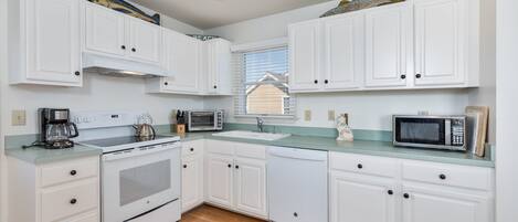 ثلاجة، ميكروويف، فرن، موقد طهي مسطح