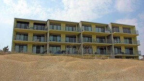 Un edificio de varios pisos con balcones, probablemente un hotel o un complejo de apartamentos.
