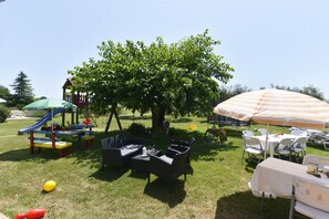 Outdoor dining - ODMOR POD MENDULOM (Vodnjan)