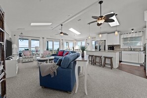 Televisión, reproductor de DVD, libros y estéreo 