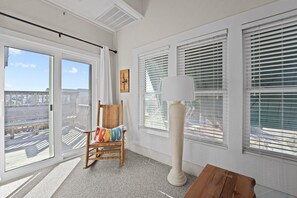 Televisión, reproductor de DVD, libros y estéreo 