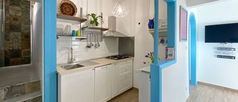 Kjøleskap, ovn, kokeplater og oppvaskmaskin