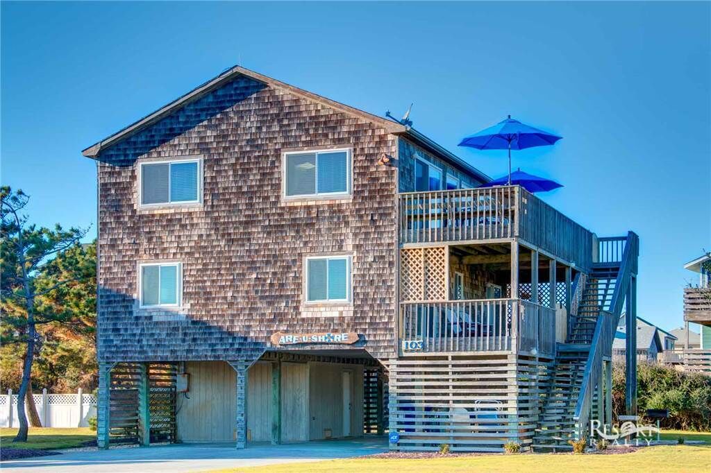 Beautiful beach box is located just steps away from the ocean and features a private hot tub