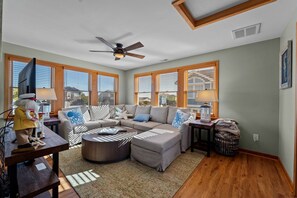 TV, tavolo da ping pong