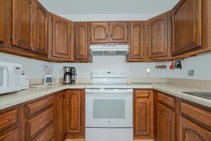 Fridge, microwave, oven, stovetop - 7102- Sweet Haven, | Oceanside | Waves | Sleeps 6 (Waves)