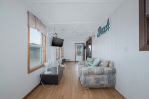 TV, DVD player - 7102- Sweet Haven, | Oceanside | Waves | Sleeps 6 (Waves)