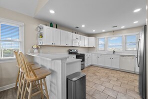 ثلاجة، ميكروويف، فرن، موقد طهي مسطح