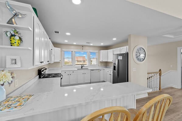 Fridge, microwave, oven, stovetop - 7219- C-Waves, Perfect Hatteras Island Vacation! (Salvo)