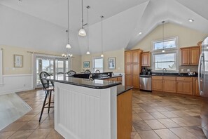 ثلاجة، ميكروويف، فرن، موقد طهي مسطح