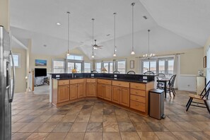 冰箱、微波炉、烤箱、炉灶