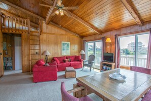 平板电视、DVD 播放器、影片库