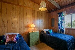 3 عدّة غرف نوم وخدمة الإنترنت وملاءات أسرّة