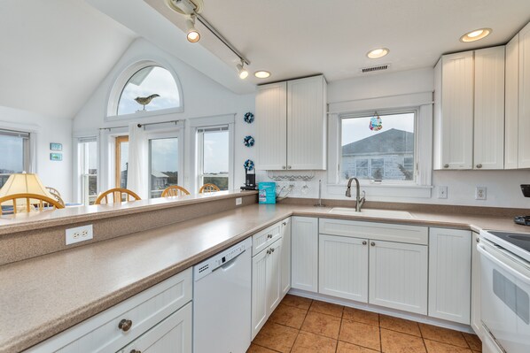 Fridge, microwave, oven, stovetop - 7560-Sunset Cove, | Canalfront | Avon | Sleeps 8 (Avon)