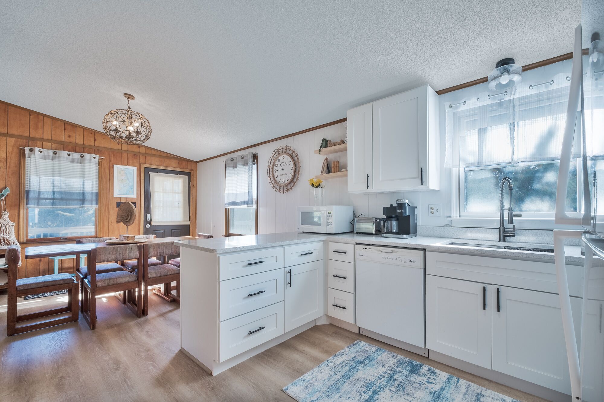 冷蔵庫、電子レンジ、オーブン、コンロ