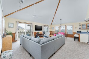 Televisión de pantalla plana, reproductor de DVD y estéreo 