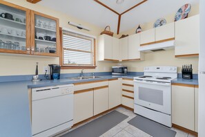 ثلاجة، ميكروويف، فرن، موقد طهي مسطح