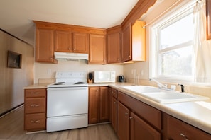 Jääkaappi, mikroaaltouuni, uuni, liesi