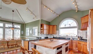 Fridge, microwave, oven, stovetop - 7820- Pair A Dice, | Canalfront | Frisco | Sleeps 8 (Frisco)