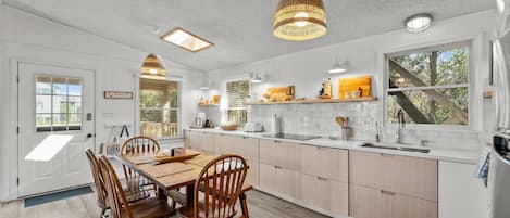 Jääkaappi, mikroaaltouuni, uuni, liesi